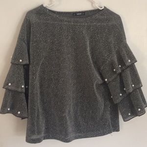 Silver shirt with tiered sleeves with pearls
